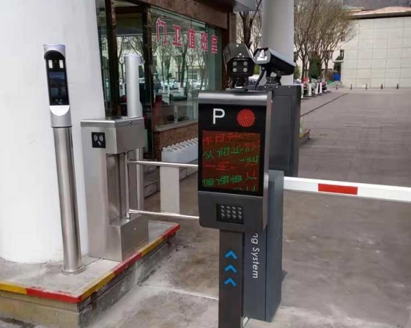 長治車牌識別系統(tǒng)和刷臉人行通道擺閘調試
